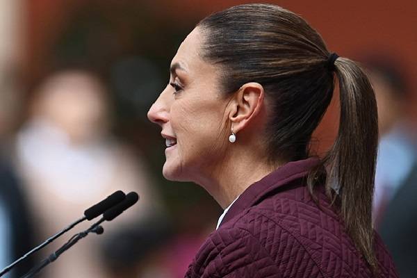 Senadores y diputados por primera vez con Sheinbaum en Palacio. Felicitaciones a trabajo legislativo en bien de nuestro país. No separarse del pueblo