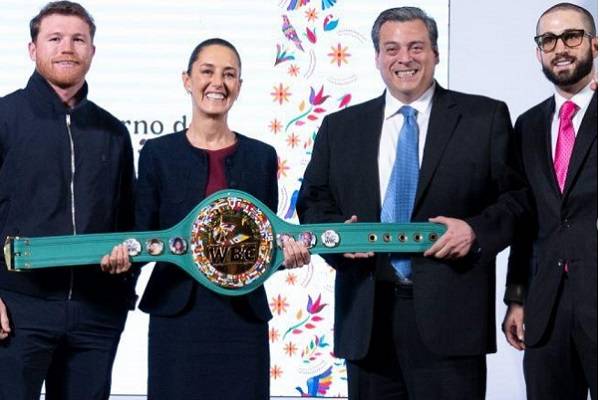 Canelo Álvez con Sheinbaum, le entrega cinturón de Campeona Mundial y guantes de Paz. Clases masivas de boxeo en México el 6 de abril de 2025