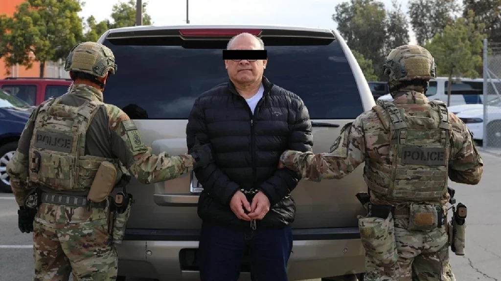 Osiel Cárdenas Guillén, exlíder del Cártel de los Zetas, fue extraditado este lunes a México, donde enfrentará cargos por delincuencia organizada, delitos contra la salud y lavado de dinero.