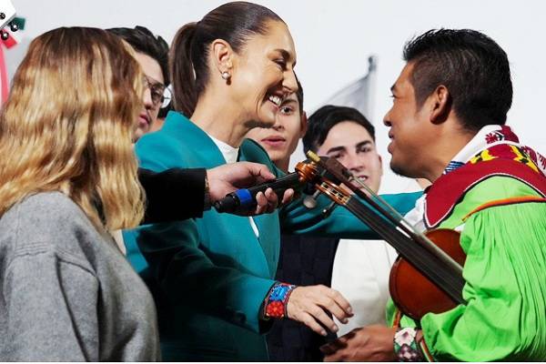 Sheinbaum: Himno escrito por 18 cantautores mexicanos y mexicoamericanos. "Cambiamos de lugar no de bandera. Verde, blanco, rojo lo llevo en las venas"