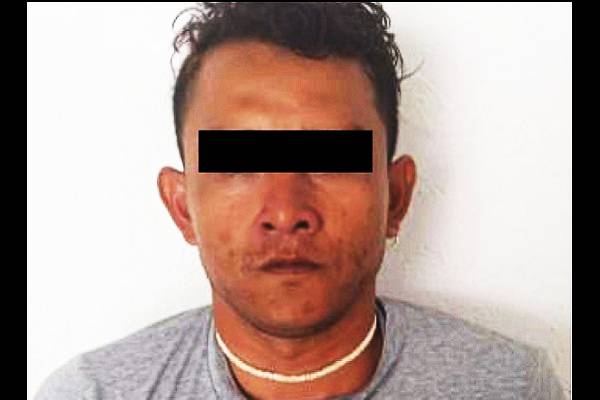 Playa Majahua, Acapulco; Muñeco ubicado cuando manipulada bolsitas con contenido sospechoso. Cateado y detenido. Van 3 presos por muerte de magistrado