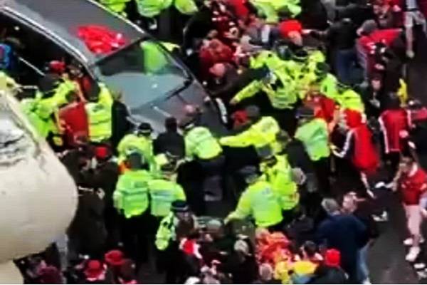 Al menos 47 aficionados, 27 en hospital, luego de ser atropellados en los festejos por victoria de la Premier League del Liverpool Football Club