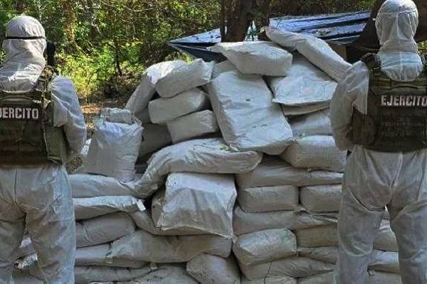 Megalaboratorio producía semanalmente dos toneladas de sustancias ilícitas en Catarino Pérez, Tepalcatepec, Michoacán. Decomisan equipo, investigan