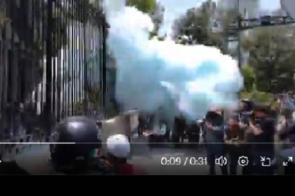 Grupo de encapuchados violentos se hicieron presentes en Gobernación. Contingentes de la CNTE se reagrupan.Choque