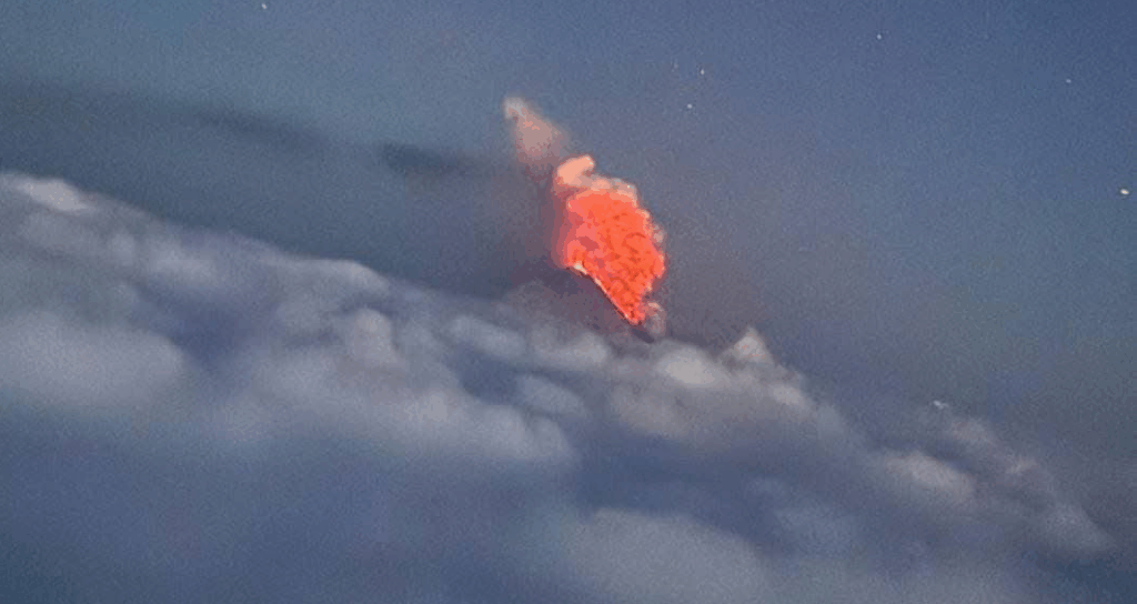 Kamchatka: Tras sismo y alerta de tsunami entró en erupción el Kliuchevskoi. El más alto y activo de cadena de 130 volcanes unos 30 activos