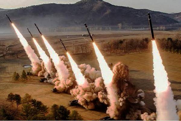 Tailandia desplegó aviones de combate. Camboya suspende importación de fruta, verdura y películas tailandesas. Ambos alegan legitima defensa