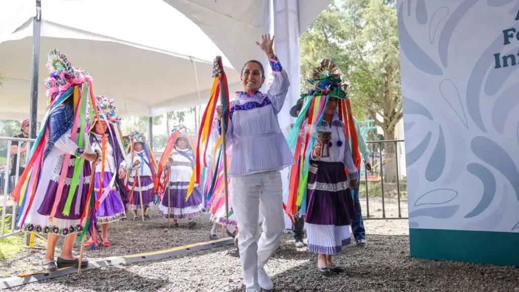 La presidenta Claudia Sheinbaum señaló que con la 4T han sido reconocidas por la Constitución varias de las comunidades olvidadas por los antiguos gobiernos