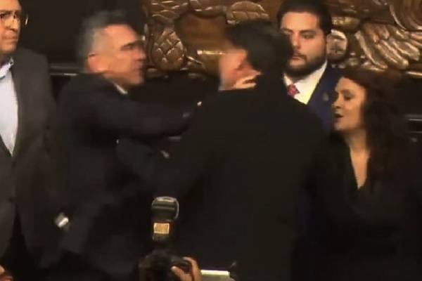 Senadores Alito Moreno, Pablo Angulo así como diputados Carlos Gutiérrez y Eruviel Alonso arremetieron a golpes contra Gerardo Fernández Noroña, legisladores y colaboradores