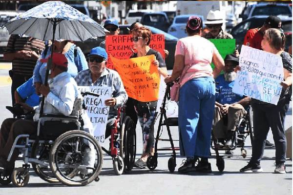 Manifestantes exigen que gobernadora panista de Chihuahua cumpla promesa de apoyos estatales para personas con discapacidad, no sorteos