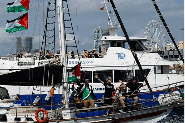 Thiago Avila (Brasil), Greta Thunberg (Suecia), Yasemin Acar (Alemania) y Saif Abukeshek (Palestina) en conferencia de prensa.
