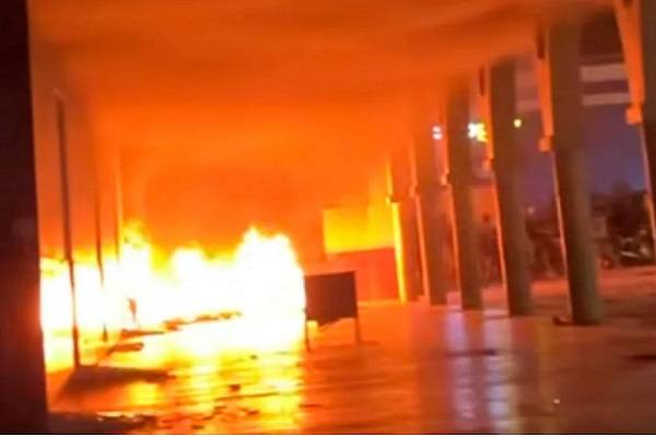 Yucatán: Concentración pacífica por muerte de joven detenido por la policía deriva en conflagración del recién remodelado edificio municipal