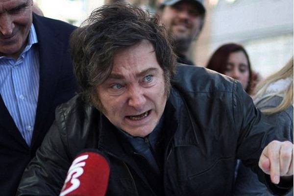 Javier Milei evacuado de un acto en Buenos Aires, Piedras, ramas, botellas y huevos a su vehículo en descubierta. Campaña electoral