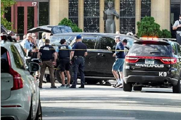 Dos menores murieron y 17 heridos en Minneapolis, EE.UU. Atacante lanzó gas pimienta y entre 50 y 100 disparos por las ventanas de la escuela