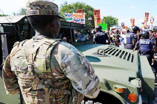 Trump dijo por radio que patrullará junto con Guardia Nacional y policía la capital de EE.UU. Amplio rechazo ciudadano a militarización