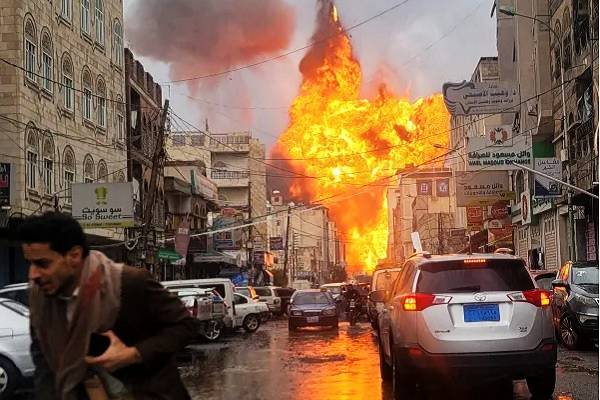 Ataques aéreos israelíes contra los hutíes apoyados por Irán sacuden Saná, capital de Yemen, en represalia por misil de racimo.