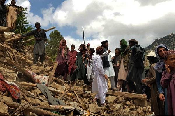 Terremoto de magnitud 6.0 al este de Afganistán y en frontera con Pakistán. Devastación en zonas montañosas, remotas con lluvias recientes