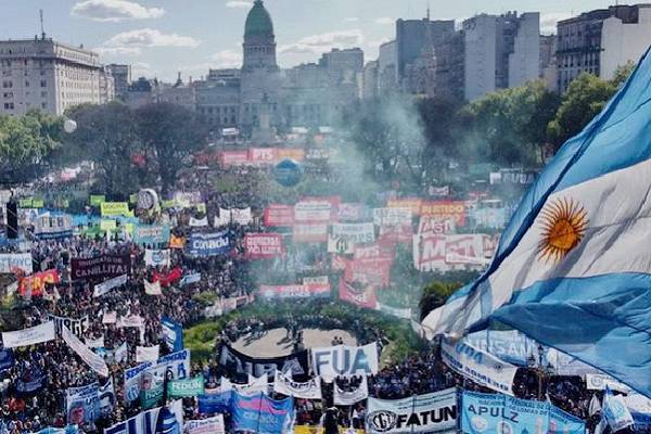 Con Milei deuda en dólares. Emisión monetaria presente y futura; a tasas de interés y futuros impagables que revientan la actividad económica