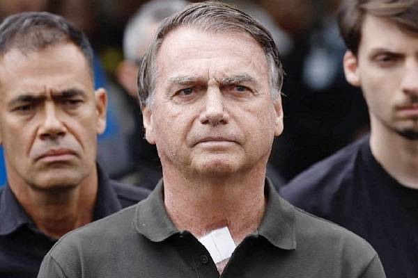 Jair Bolsonaro expresidente de Brasil hospitalizado la noche del martes por una crisis respiratoria, posteriormente dado de alta