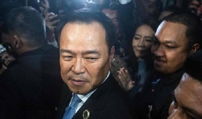 Magnate y exministro de Sanidad, fue electo primer ministro de Tailandia tras la destitución de la más joven ministra del país