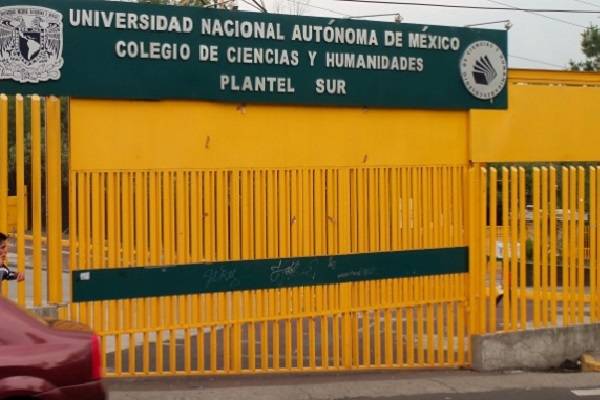 Encapuchado agrede a alumno y a trabajador con por arma blanca, quiso huir lanzándose de un edificio y se fractura las piernas