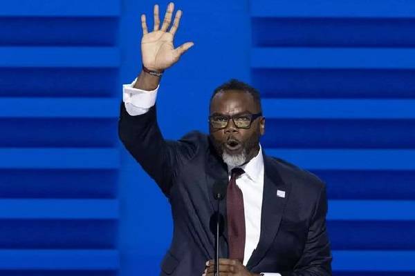 Brandon Johnson, alcalde de Chicago criticó que Trump permita el flujo de armas ilegales desde estados fronterizos gobernados por republicanos