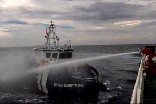 China y Filipinas se disputan el Mar Meridional, la tensión después de ataques chinos a buques filipinos denunciados por Manila