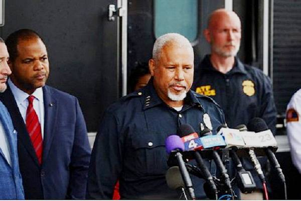 Fallecidos tirador y dos personas en Dallas. El ataque provino de edificio adyacente. Balas con mensaje contra ICE