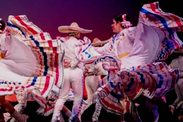 Vini Cubi -Gente Nueva en zapoteco- ballet folklórico universitario. Lienzo de color, pasión y vida hasta el bullicio del mediodía