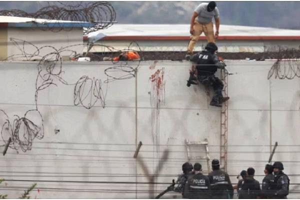 Motín en prisión del sur de Ecuador, versiones de enfrentamiento entre bandas rivales. Fuga masiva, 13 ya recapturados