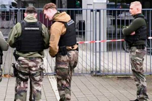 El menor de 14 años aparentemente tiene ideología nazi, se investiga informaron autoridades de Benfeld al noreste de Francia