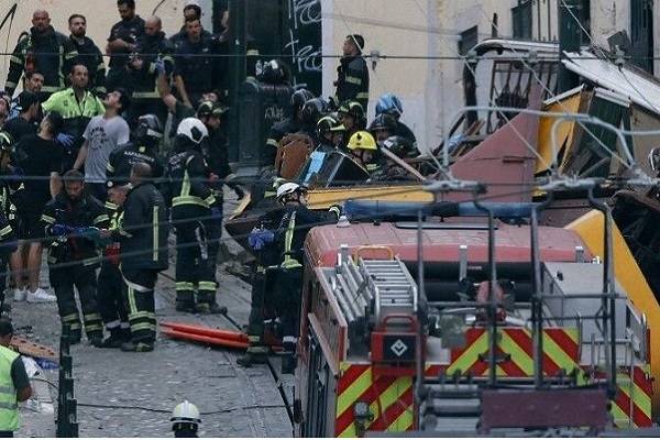 Lisboa: Se teme haya personas atrapadas. Veintena de personas resultaron heridas en accidente de vagón similar a tranvía