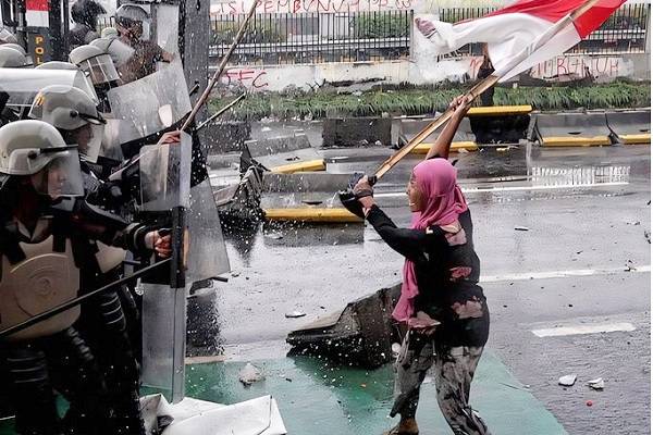 Motín contra insultantes privilegios de legisladores. Más de mil detenidos. Denuncias por violaciones a derechos. Siguen protestas