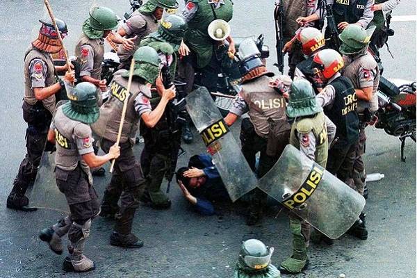 Crisis del costo de vida, gobierno aparentemente inmune a la gente común y suntuosos privilegios encendieron la ira de indonesios