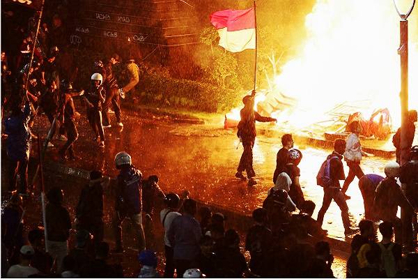 Semana de incontenibles protestas en Indonesia con quema de edificios públicos, ataques a casas de funcionarios. Al menos 4 muertos