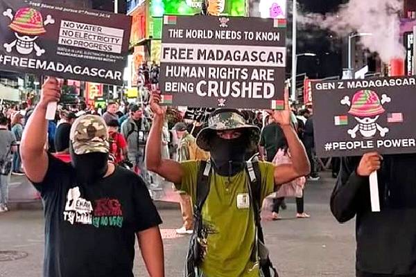 Sociedad civil de Madagascar narra policía impasible ante saqueos y represor extremo de manifestantes. Juventud malgache en las calles