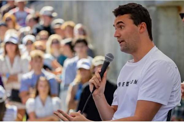 Atentado a comentarista anti LGBT en evento universitario. "Todos debemos rezar…": Trump. Liberan a primer sospechoso detenido.