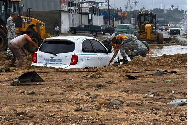 Centro de Lorena al oeste de Cabo San Lucas, BCS. Vientos sostenidos de 129 km/h y desplazamiento de 24 km/h. Toca tierra el viernes 5