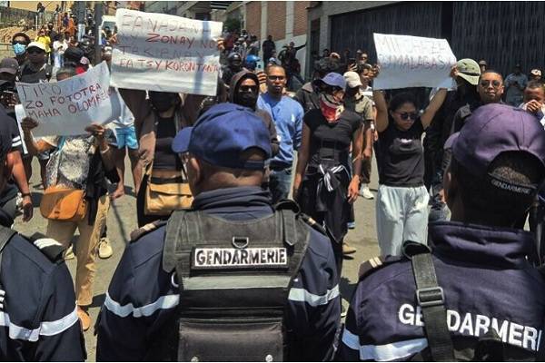 Madagascar: Balas de goma y gases lacrimógenos contra manifestantes que denuncian cortes crónicos de energía. Saqueos