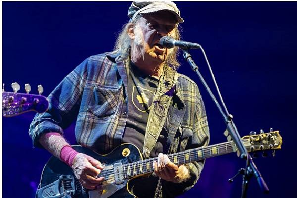 "Hay un crimen a gran escala en la Casa Blanca, en Washington D. C.", canta Neil Young, ícono del rock de 79 años en el estribillo. ¡Tómala"