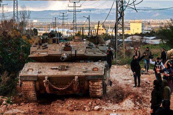 Tanques israelíes entran en Cisjordania por primera vez en décadas. Decenas de miles de palestinos desplazados en Cisjordania en el último mes