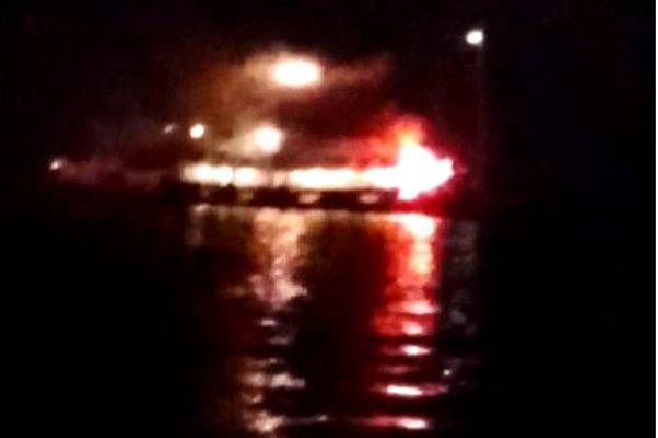 Barco Family de la Flotilla Global Sumud atacado. Artefacto explosivo provocó incendio bordo. Solo daños materiales. Indignación mundial