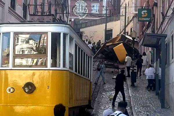 El emblemático funicular La Gloria se estrelló contra un edificio en Portugal. En 140 años primer accidente grave