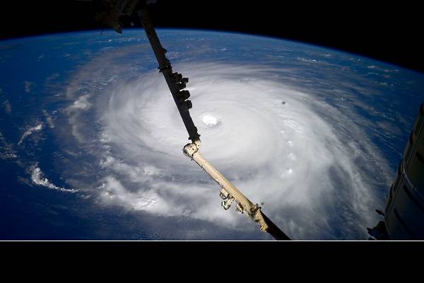 Imponente ciclón Ragasa visto desde el espacio. Vuelos cancelados, puentes cerrados y evacuaciones en sudeste asiático