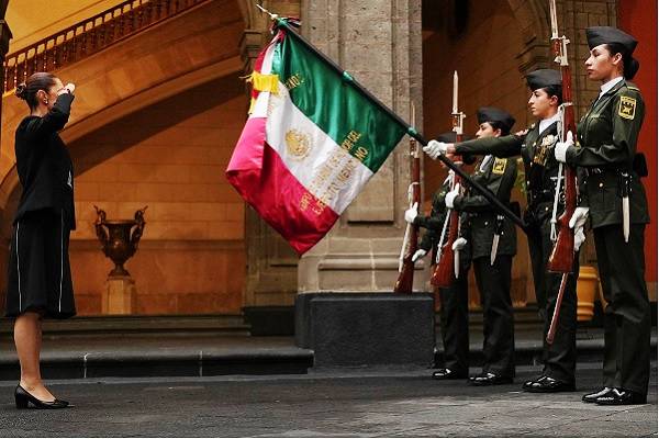 Crónica 1er informe de Sheinbaum en traje sastre negro contemporáneo con blusa negra bordada en blanco con motivos indígenas. ¡Feliz!