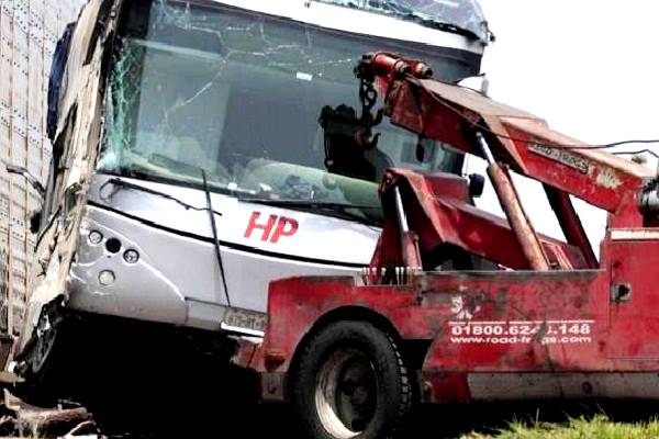 Tras el impacto el conductor huye. Detenido en Morelia, Michoacán; víctimas hospitalizadas atendidas a cargo de la empresa