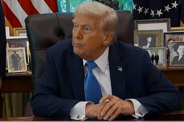 El presidente de Estados Unidos dice que el regulador debería considerar retirar las licencias de transmisión a aquellos que "atacan a Trump"