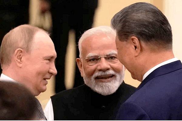 Putin con presidentes Xi de China y Modi de la India. El ruso insistió en que hay que eliminar las profundas causas de la guerra