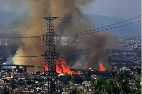 Al menos 18 lesionados en Calzada Zaragoza. De inmediato bomberos y servicios de emergencia en la zona. Traslado de heridos a hospitales