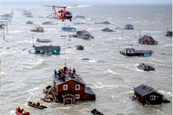 Evacuación masiva por tifón Halong. Un muerto y dos desaparecidos. El desastre subraya recortes de Trump a emergencias