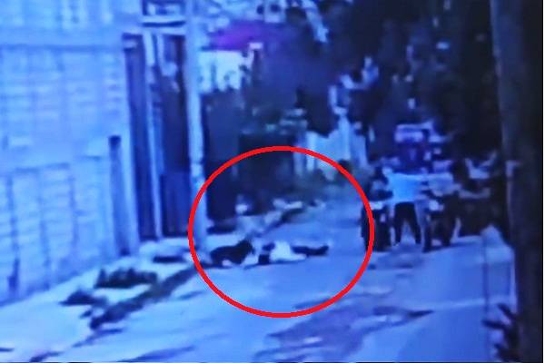 El mando policial y su pareja habían salido de una tienda departamental cuando fueron interceptados por dos hombres armados en Chalco